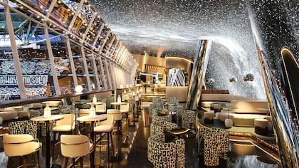 En su centro, el espacio tendrá una amplia barra junto con un singular botellero envolvente.