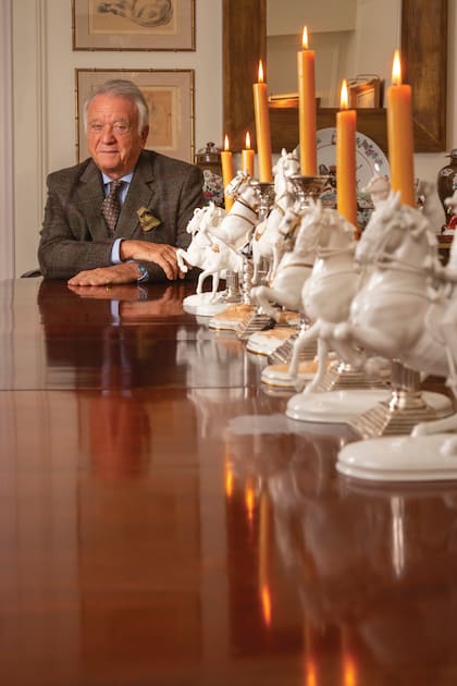 En su comedor, donde le gusta recibir invitados y agasajarlos, junto a una colección de candelabros con figuras de caballos