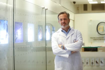 En su consultorio del Centro Argentino de Urología, Cohen asesora a sus pacientes para que no se equivoquen al dar este paso
