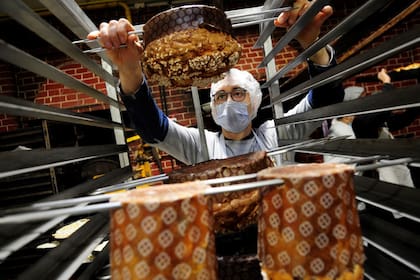 En su cuadra panadera, Juan mandó a fabricar ganchos especiales para cocinar los panettones. Una vez salidos del horno se los cuelga boca abajo, para evitar que el peso de la manteca los hunda