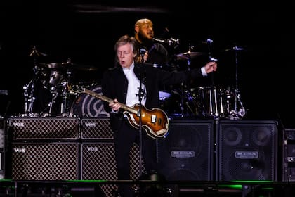 En su cuarta visita a Argentina, Paul McCartney tocó tres temas de su nuevo disco, Egypt Station, y recorrió su carrera con los Beatles y los Wings frente a cerca de 60.000 personas