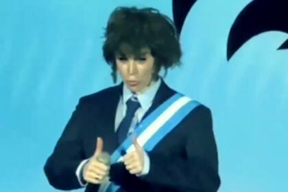 En su debut del miércoles en Mar del Plata imitó a Javier Milei, en un número que generó una cantidad de críticas adversas en las redes sociales