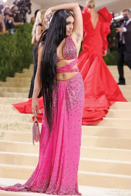 En su debut en la gala del Met, Lourdes optó por un diseño rosa chicle de Jeremy Scott para Moschino, que dejaba al descubierto sus curvas. Después del evento, contó que se sintió “rara”. “Estoy segura de que es divertido si sos amiga de un montón de personas famosas…”, explicó.