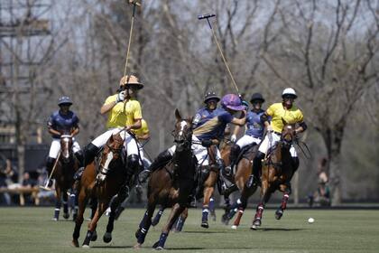 Varias reglas nuevas perfilan la Xtreme Polo League; los primeros en ponerlas en práctica fueron La Aguada (amarillo) y La Pegasus (azul).