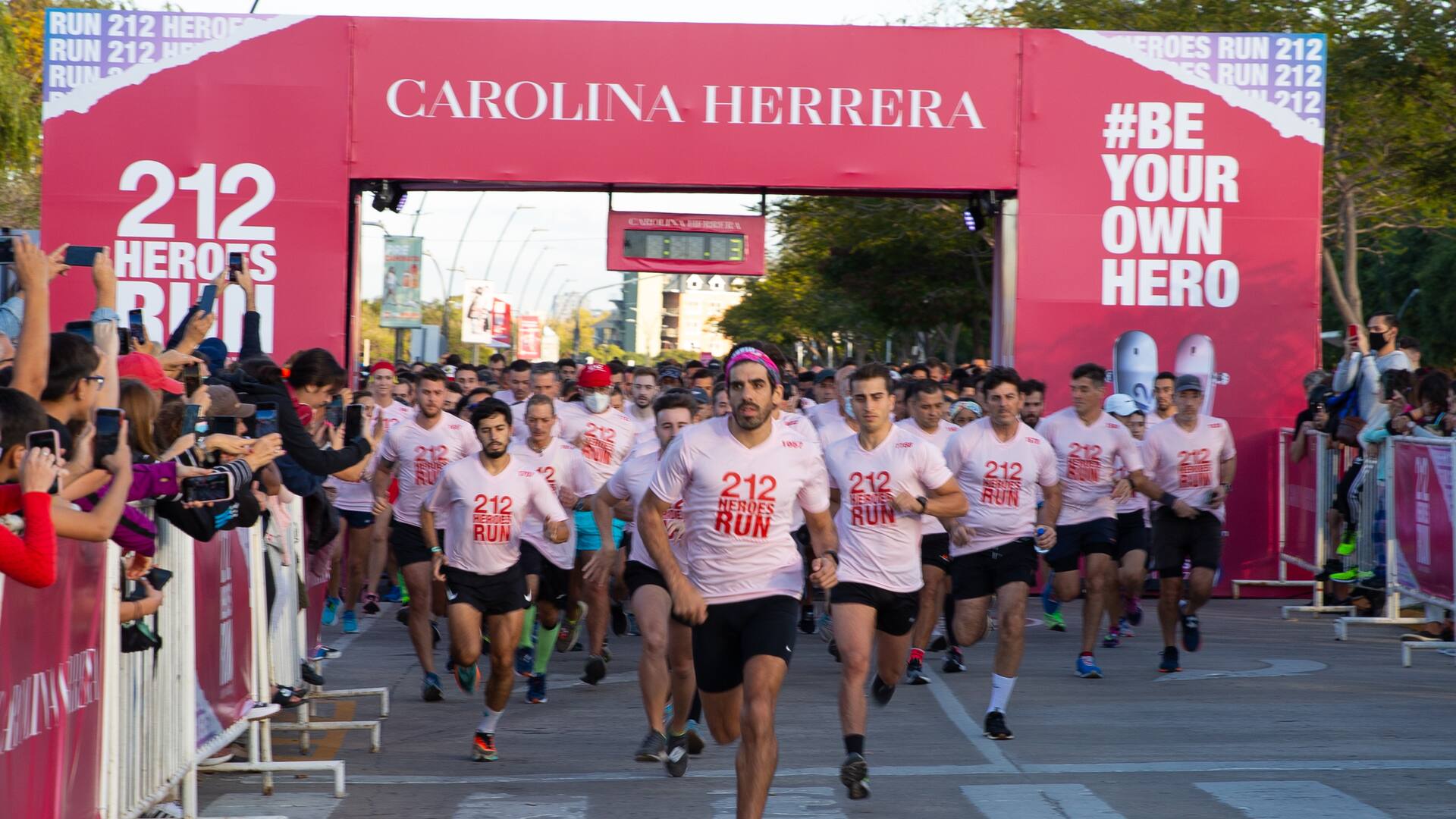 En su décima edición de los 10K, Carolina Herrera celebró con la "212 Heroes Run" el valor de la libertad, la audacia y la juventud.