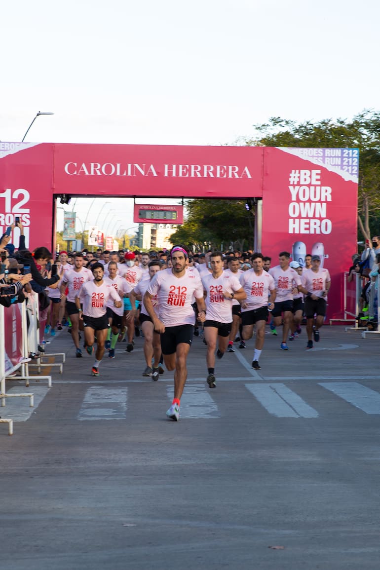 En su décima edición de los 10K, Carolina Herrera celebró con la "212 Heroes Run" el valor de la libertad, la audacia y la juventud.