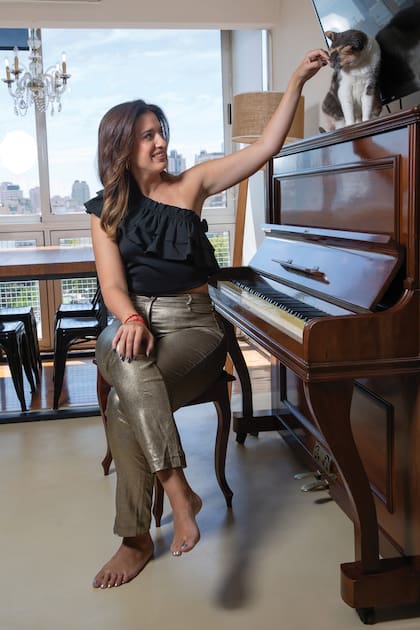 En su departamento de Palermo, donde vive desde 2011 y donde dicta clases de canto. “Disfruto a pleno estudiar una obra, escribir una canción, sacar un disco y, también, de dar clases. La creatividad está en todos lados: tener alumnos es como tener público, te pone en un lugar de performance”.