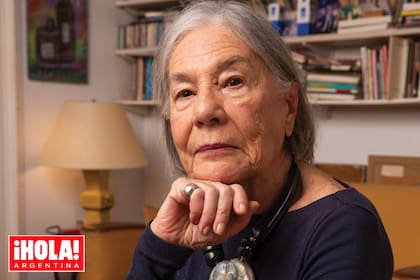 En su departamento de Recoleta, rodeada de libros, recuerdos, fotografías y retratos. “No tengo redes sociales. Mis herramientas son un teléfono fijo y una computadora. Y no lo digo como snob, simplemente me cuesta mucho la vida digital y además no me interesa”, dice.