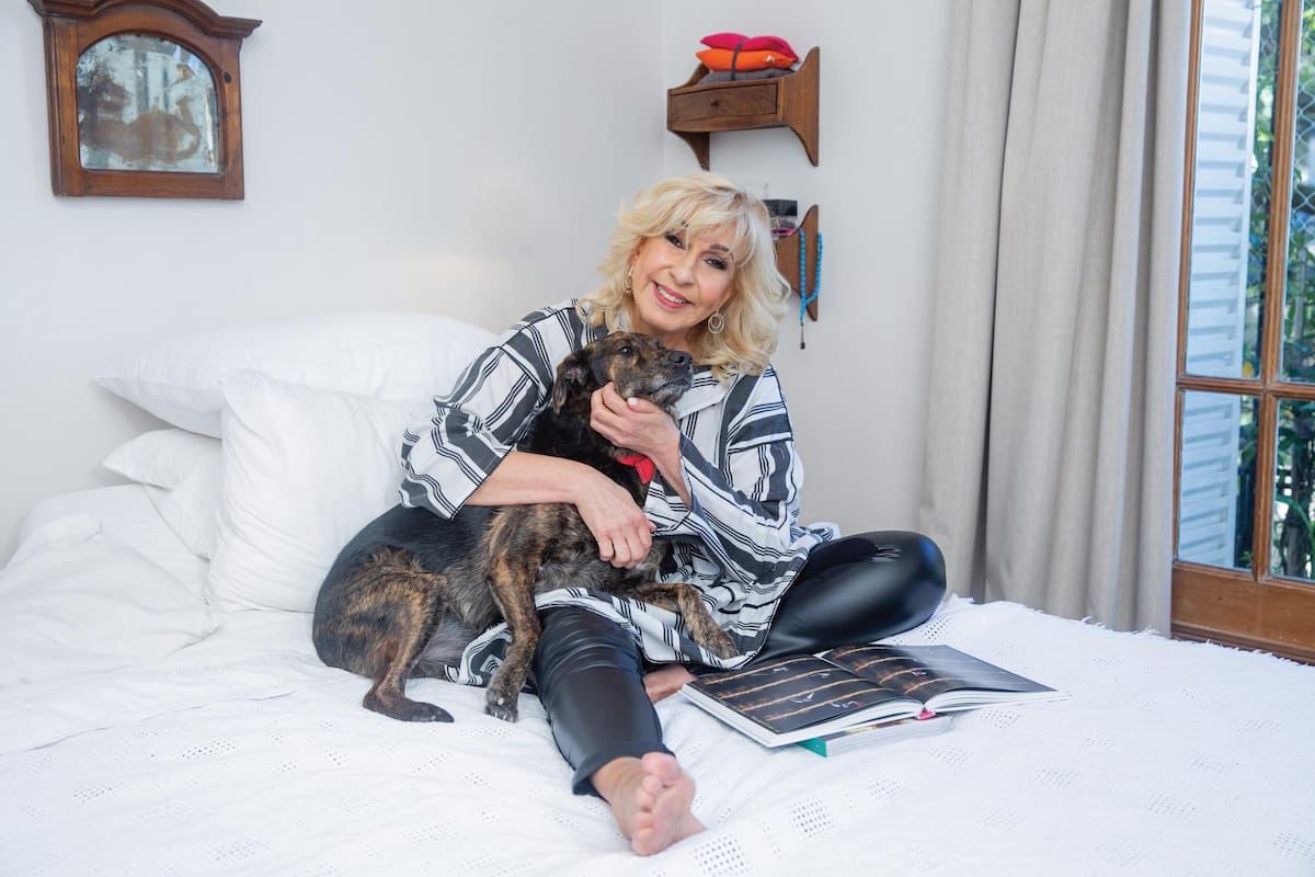 En su dormitorio, posa con su perro López, que
rescató de la calle cuando era cachorro. “Somos
inseparables, de chico hasta lo llevaba al teatro
conmigo”, cuenta