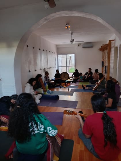 En su espacio, en las sierras de San Luis, hacen talleres y meditaciones.