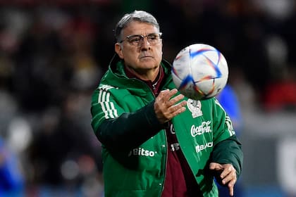 En su estreno mundialista, en Sudáfrica 2010, Gerardo Martino jugó los cuartos de final con Paraguay; México se clasificó dos veces a esa instancia en la historia de los mundiales: en México 1970 y 1986