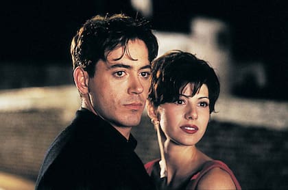 En su etapa de galán de comedia romántica junto a Marisa Tomei en Solo tú (1994)