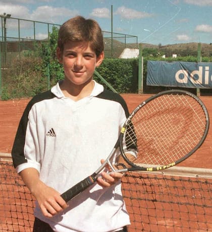 En su etapa inicial, desechó seguir jugando al fútbol para dedicarse al tenis