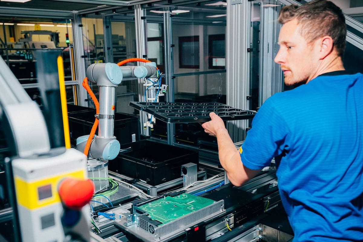 En su fábrica de Erlangen, Siemens produce componentes electrónicos con estaciones donde los humanos trabajan codo a codo con robots