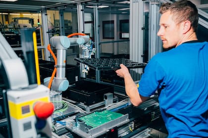 En su fábrica de Erlangen, Siemens produce componentes electrónicos con estaciones donde los humanos trabajan codo a codo con robots