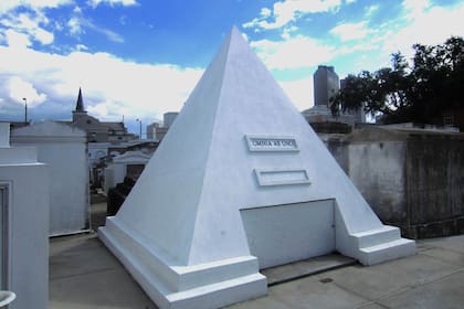 En su frente, la tumba que comró Cage tiene la inscripción grabada en latín “omnia ab uno”, expresión que significa “todo de uno”