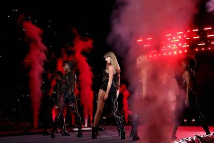 En su gira, Swift recorre buena parte de su carrera y las nuevas versiones de sus clásicos, que debió grabar de cero cuando perdió la propiedad de los másters, adquiridos por el productor Scooter Braun