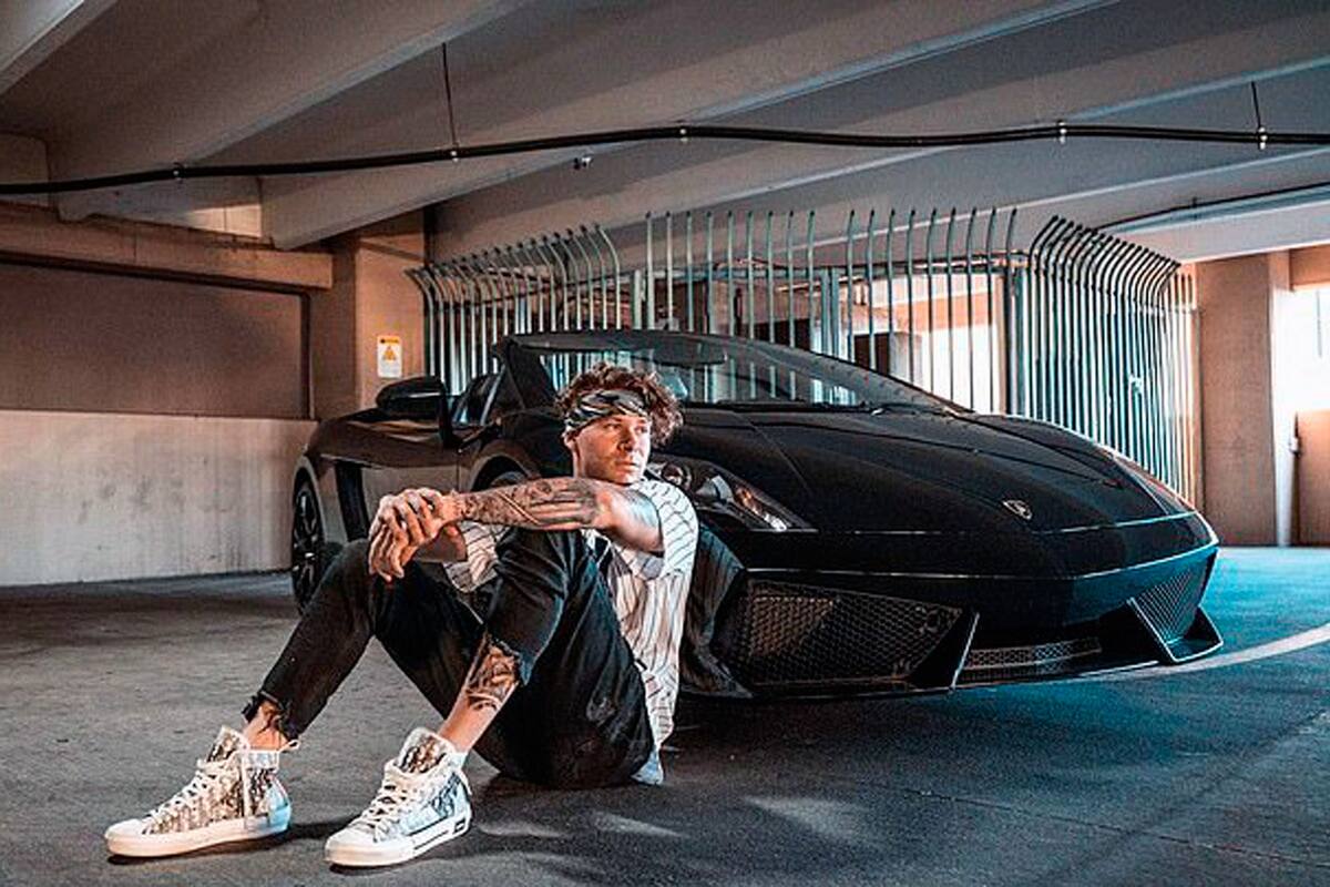 En su infancia, Branden estuvo un tiempo en la calle mientras su madre trabajaba para que no pasara hambre. Años después, le está comprando una casa