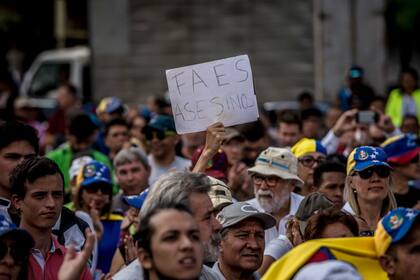 En su informe, Bachelet le exigió a Maduro que disuelva las FAES