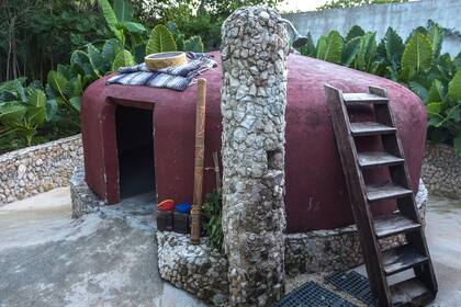 En su interior, a oscuras y con brasas encendidas, plantas medicinales e instrumentos musicales, se realiza el encuentro de purificación de tradición mexicana