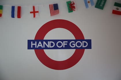 En su interior, sobre una pared, vuelve a aparecer el nombre pintado sobre una clásica señal de subte londinense. Si bien el pub fue creado por un gripo de diplomáticos británicos en 1991, recién en 2006, veinte años después del más recordado gol de Diego Armando Maradona, recibió su nombre: The Hand of God (La Mano de Dios)