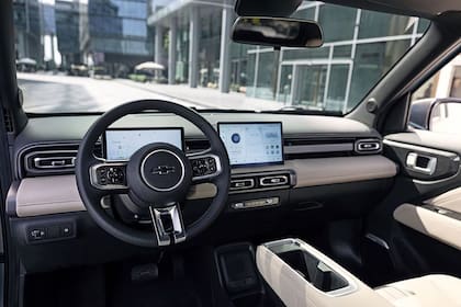 En su interior trae un panel de instrumentos digital de 8,8″ y una pantalla táctil LCD de 10,1″ HD