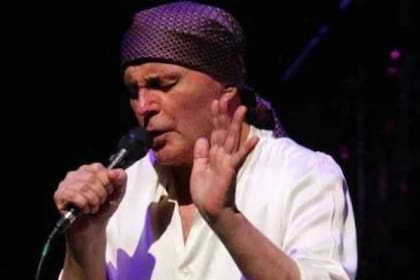 En su interpretación, Javier Milei trató de imitar el look, los gestos y la manera de cantar del popular cantante argentino Leonardo Favio