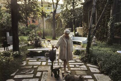 En su jardín, tan visitado como el Palacio Ducal, Peggy enterró a sus 14 perros