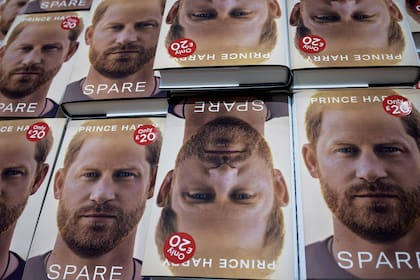 En su libro, el duque de Sussex se sincera sobre algunos de los episodios más desconocidos de su vida, como la complicada relación con su hermano, el príncipe William, y la rivalidad siempre estuvo presente.