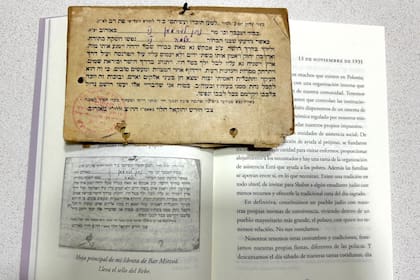 En su libro Lerma intercala la narración con los documentos originales que dieron vida al relato. Aquí, la libreta de bar mitzvá de su abuelo, en 1921.