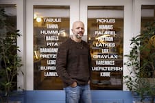 Comenzó como lavacopas en un restaurante de Israel y desde la Argentina elevó la cocina judía a lo más alto de la gastronomía