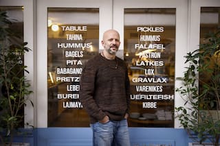 Comenzó como lavacopas en un restaurante de Israel y desde la Argentina elevó la cocina judía a lo más alto de la gastronomía