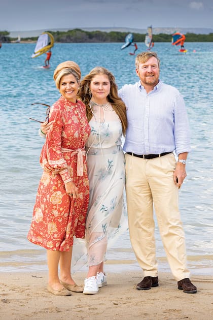 En su llegada a Bonaire, los Reyes y su heredera visitaron la bahía de Sorobon. Para la ocasión, Máxima optó por un vestido de la firma Zimmermann, que combinó con tocado de Fabienne Delvigne, su sombrerera favorita. Amalia reafirmó su idilio con los vestidos de flores: eligió un delicado diseño de Natan que accesorizó con gafas de sol de la firma sueca Chimi.