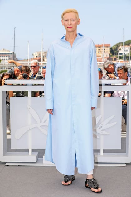 En su look de día, Tilda Swinton sorprendió con un maxicamisero con originales sandalias de inspiración romana.