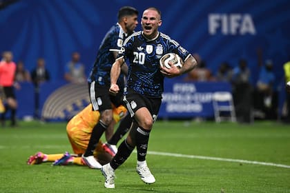 En su mensaje Mac Allister recordó que los argentinos tienen que estar unidos y que ahora la Selección pensará en ir por la revancha (Photo by Paul ELLIS / AFP)