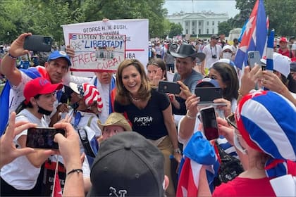 En su mensaje, María Elvira Salazar remarcó que el ICE arrestó en julio a un gran número de personas sin antecedentes penales y afirmó que algunos de los esfuerzos de Trump por controlar la inmigración "han ido demasiado lejos"