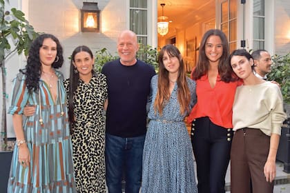 En su momento más difícil, Willis está acompañado por su actual mujer Emma Hemimg - con quien tuvo a las pequeñas Mabel y Evelyn- ; su ex Demi Moore y sus hijas Scout; Tallulah y Rumer Willis. Para enfrentar su enfermedad, el actor vendió todas sus propiedades de lujo con las que recaudó 65 millones de dólares.