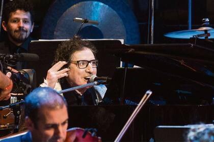 En su noche de coronación, el músico interpretó "Inconsciente colectivo" con una orquesta sinfónica