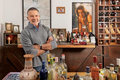 En su nueva casa, el actor destinó una de las habitaciones para montar una cava y para guardar sus recuerdos más preciados: desde una
colección de mates y discos de vinilo y libros favoritos hasta fotos de sus antepasados y las de sus éxitos. Además de conservar la mesita en la cual su papá jugaba al truco, tiene su primera televisión (intervenida por la artista Flor Fadigati)