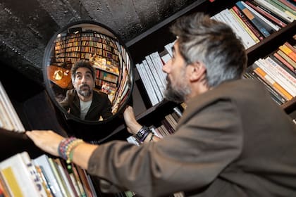 En su nueva novela, el autor gallego traza un thriller que gira sobre el poder y los atentados, con el foco puesto en una idea que lo obsesiona: nadie está totalmente a salvo en el mundo de hoy