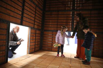 En su nueva obra, el tucumano Gabriel Chaile construyó una casilla atada con alambre que pesa cuatro toneladas; se exhibe en una nueva sala del distrito del arte y será parte de Art Basel Cities