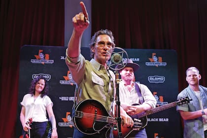En su nueva película, McConaughey interpreta a Amziah King, un apicultor y músico que vive en una comunidad rural de Oklahoma y que encuentra en la miel, la música y sus vínculos con los vecinos una parte central de su vida