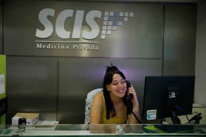 En su nuevo empleo Antonella se ocupa de atender el teléfono y contestar correos electrónicos, entre otras tareas administrativas