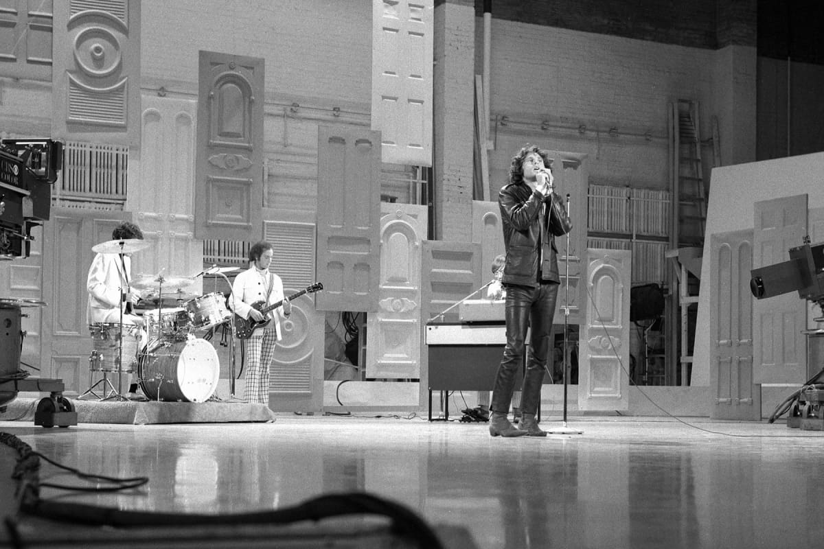 En su nuevo libro de memorias, Krieger aborda varios mitos y leyendas, incluida la controvertida aparición de la banda en The Ed Sullivan Show el 17 de septiembre de 1967