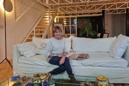 En su obra plástica, Marcela Estrada aborda la temática de la India. Supo del asesinato de Mugica estando en París, por un llamado a su marido desde la embajada argentina