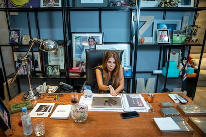 En su oficina, Zulemita tiene imágenes y recuerdos de su hermano Carlitos Junior y de su padre