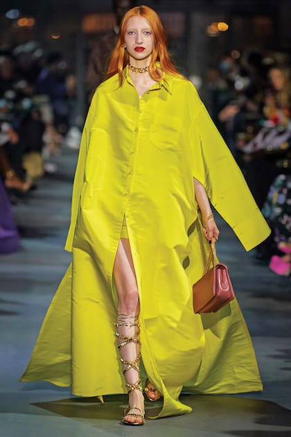 En su paso por Europa, la modelo y artista deslumbró en la pasarela de Valentino.