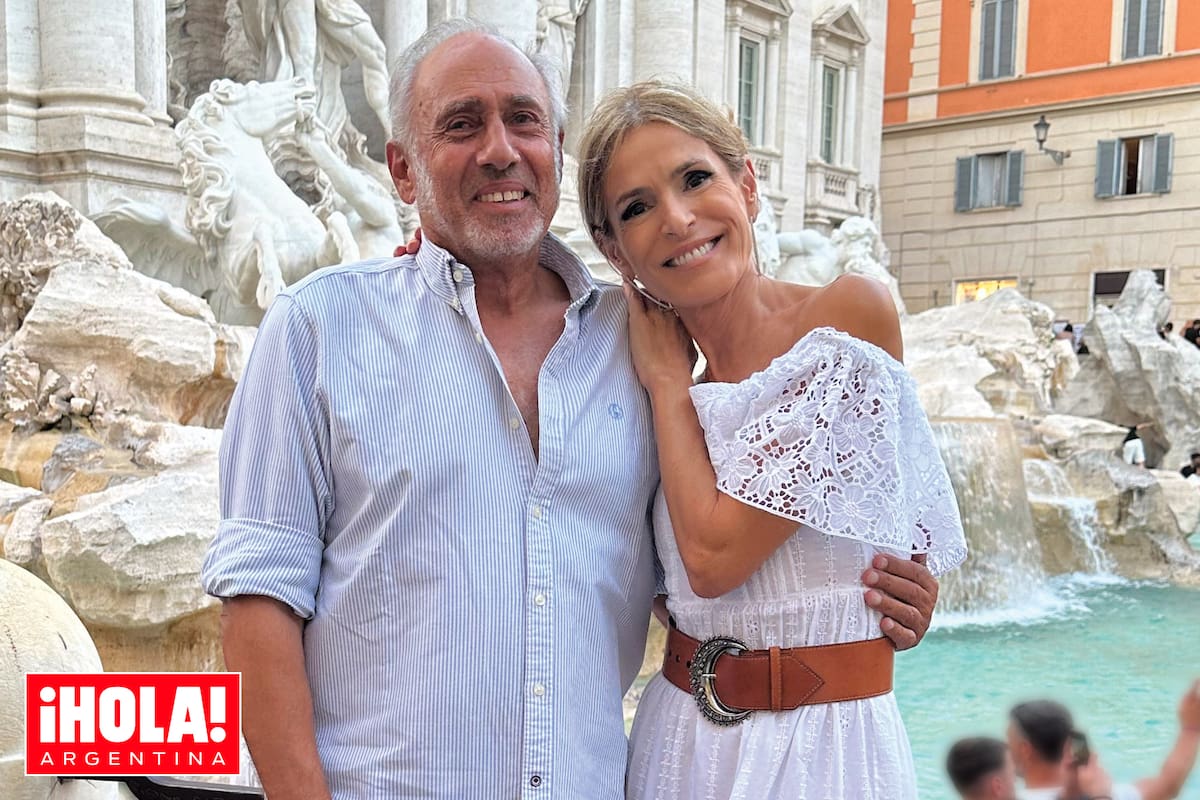En su paso por la capital italiana, la pareja posó en la emblemática Fontana Di Trevi. Rossella, espléndida, luce un vestido off shoulder de Valentino.
