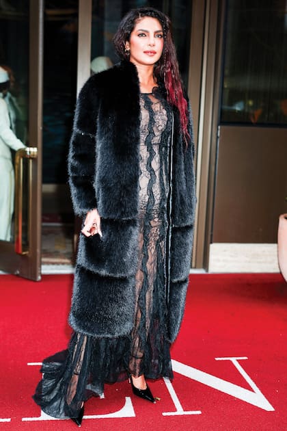 En su paso por Nueva York, la actriz eligió
un vestido con sensuales
transparencias de Epuzer para
su aparición en el programa
de Jimmy Fallon, al que le
sumó un abrigo de piel