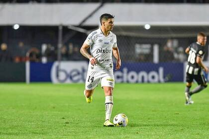 En su paso por Santos jugó 83 partidos y marcó dos tantos